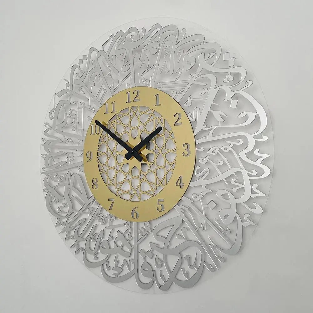 This Arabe Clock brings a polished clock design and decorative character to the wall.