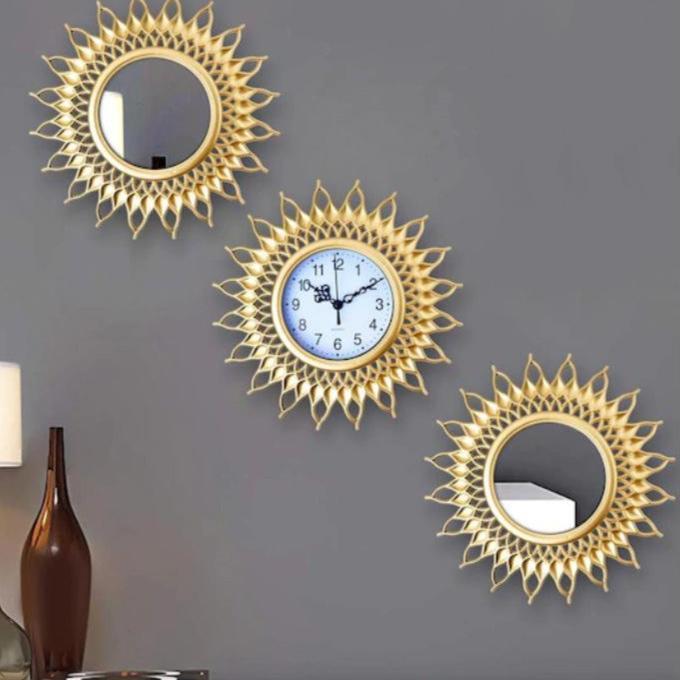 This Horloges Wall Goldes brings a polished clock design and decorative character to the wall.